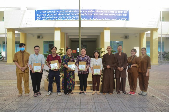 Tặng sách trường THCS Nguyễn Văn Bứa, Hóc Môn